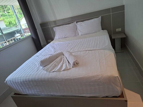 Cozy 1-bedroom bed & breakfast in Kata with AC.
8 minutes walk to the beach.