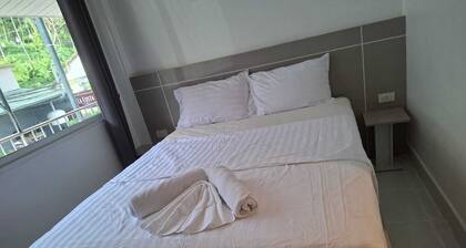 Cozy 1-bedroom bed & breakfast in Kata with AC.
8 minutes walk to the beach.