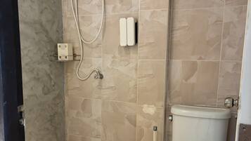 Secadora de cabello, toallas, jabón, papel de baño
