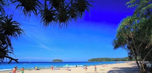 Cozy 1-bedroom bed & breakfast in Kata with AC.
8 minutes walk to the beach.