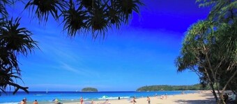 Cozy 1-bedroom bed & breakfast in Kata with AC.
8 minutes walk to the beach.