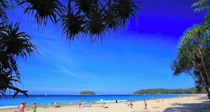 Cozy 1-bedroom bed & breakfast in Kata with AC.
8 minutes walk to the beach.