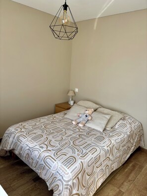 Tabla de planchar con plancha, wifi, ropa de cama