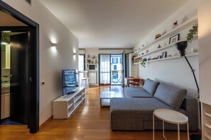 Appartement Ville, balcon | Coin séjour | TV connectée de 43 pouces avec chaînes numériques