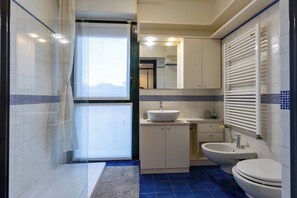 Appartement Ville, balcon | Salle de bain