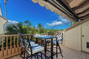 Outdoor dining - Maui Kamaole J209 | Spacious 2BR Loft | Walk to Beaches, Dining & Shops (Kihei)