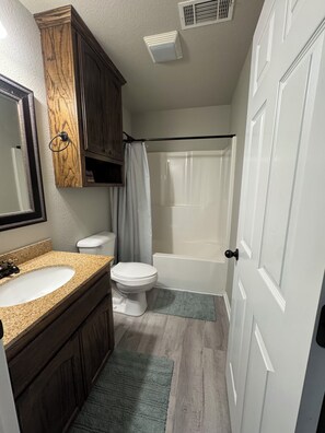 Towels, soap, toilet paper - Cozy Cabin on Lake Tenkiller (Vian)