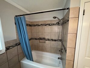 Shower, hair dryer, bidet, towels - La Casita #4 (Kernersville)