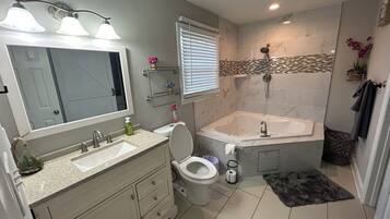 Shower, hair dryer, bidet, towels