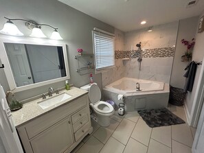 Shower, hair dryer, bidet, towels - La Casita #4 (Kernersville)