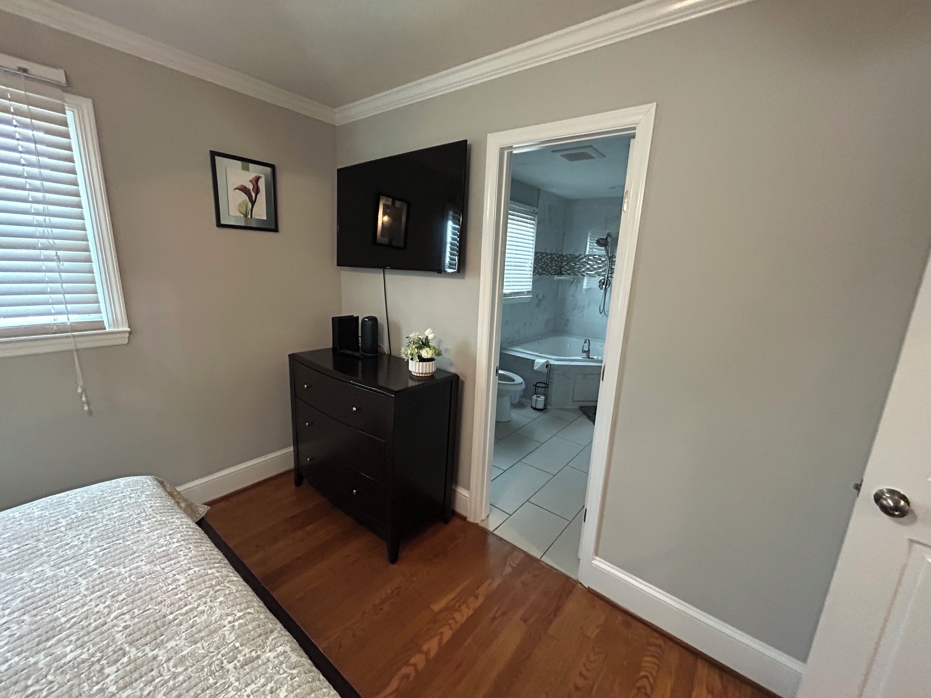 4 bedrooms, iron/ironing board, WiFi, bed sheets