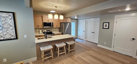 Private kitchen. 2-bedroom apartment in North Ogden - 20 min to skiing and minutes to hiking