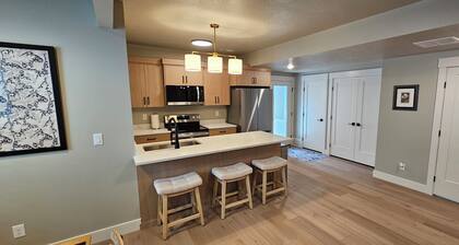 2-bedroom apartment in North Ogden - 20 min to skiing and minutes to hiking