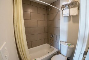 Habitación doble, cocina básica | Baño