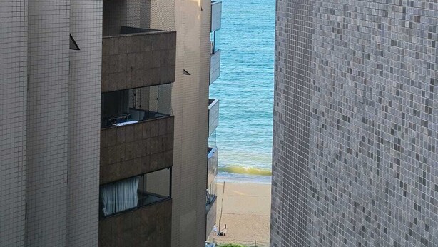 Un edificio alto con vista al océano.