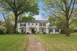 Exterior - World Cup Dallas 2026-Forest Hills Premier Estate-Chef's Kitchen-Huge Backyard (Dallas)