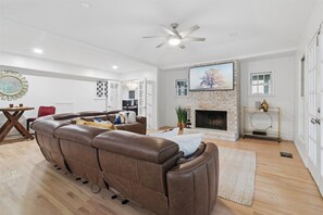 Smart TV - World Cup Dallas 2026-Forest Hills Premier Estate-Chef's Kitchen-Huge Backyard (Dallas)