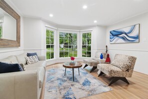 Smart TV - World Cup Dallas 2026-Forest Hills Premier Estate-Chef's Kitchen-Huge Backyard (Dallas)