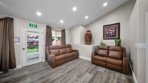 A lobby with two leather sofas, an exit sign, a large vase, and a framed picture on the wall. - The Bucket List house in charming Toquerville, minutes from Zion and state parks (Toquerville)