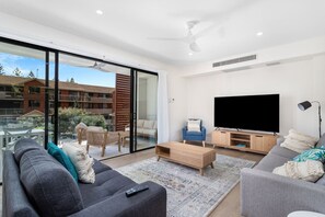 TV - The Ocean Views On 21st (Palm Beach)