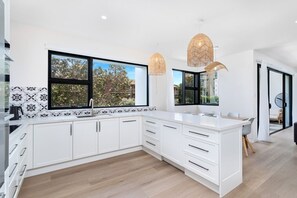 Fridge, microwave, oven, stovetop - The Ocean Views On 21st (Palm Beach)