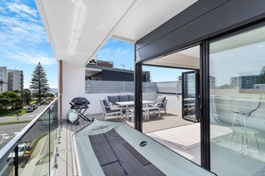 Outdoor dining - The Ocean Views On 21st (Palm Beach)