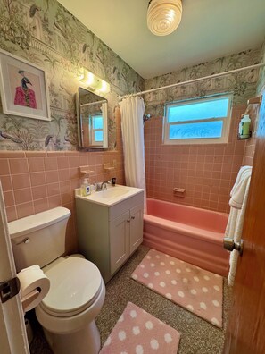 Bathroom - Old Florida Vibe - St. Pete Bungalow 2-bdrm w/ AC in charming Gulfport (Gulfport)