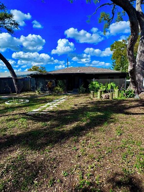 Exterior - Old Florida Vibe - St. Pete Bungalow 2-bdrm w/ AC in charming Gulfport (Gulfport)