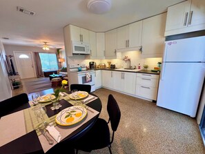 Private kitchen - Old Florida Vibe - St. Pete Bungalow 2-bdrm w/ AC in charming Gulfport (Gulfport)