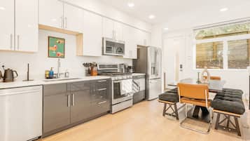 Coffee/tea maker, fridge, microwave, oven
