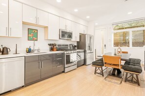 Fridge, microwave, oven, stovetop - The CapHill Palette-Rooftop, GameLounge, Parking & EV (Seattle)