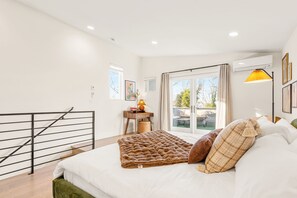 3 bedrooms, desk, iron/ironing board, travel cot - The CapHill Palette-Rooftop, GameLounge, Parking & EV (Seattle)