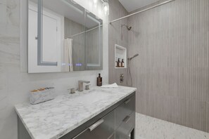 Dusche, Haartrockner, Handtücher, Seife