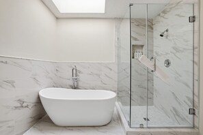 Shower, towels - 10 Min to World Cup | 4BR 3BA | Sleeps 8 | 3 Kings (Houston)