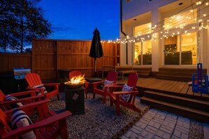 Terrace/patio - 10 Min to World Cup | 4BR 3BA | Sleeps 8 | 3 Kings (Houston)