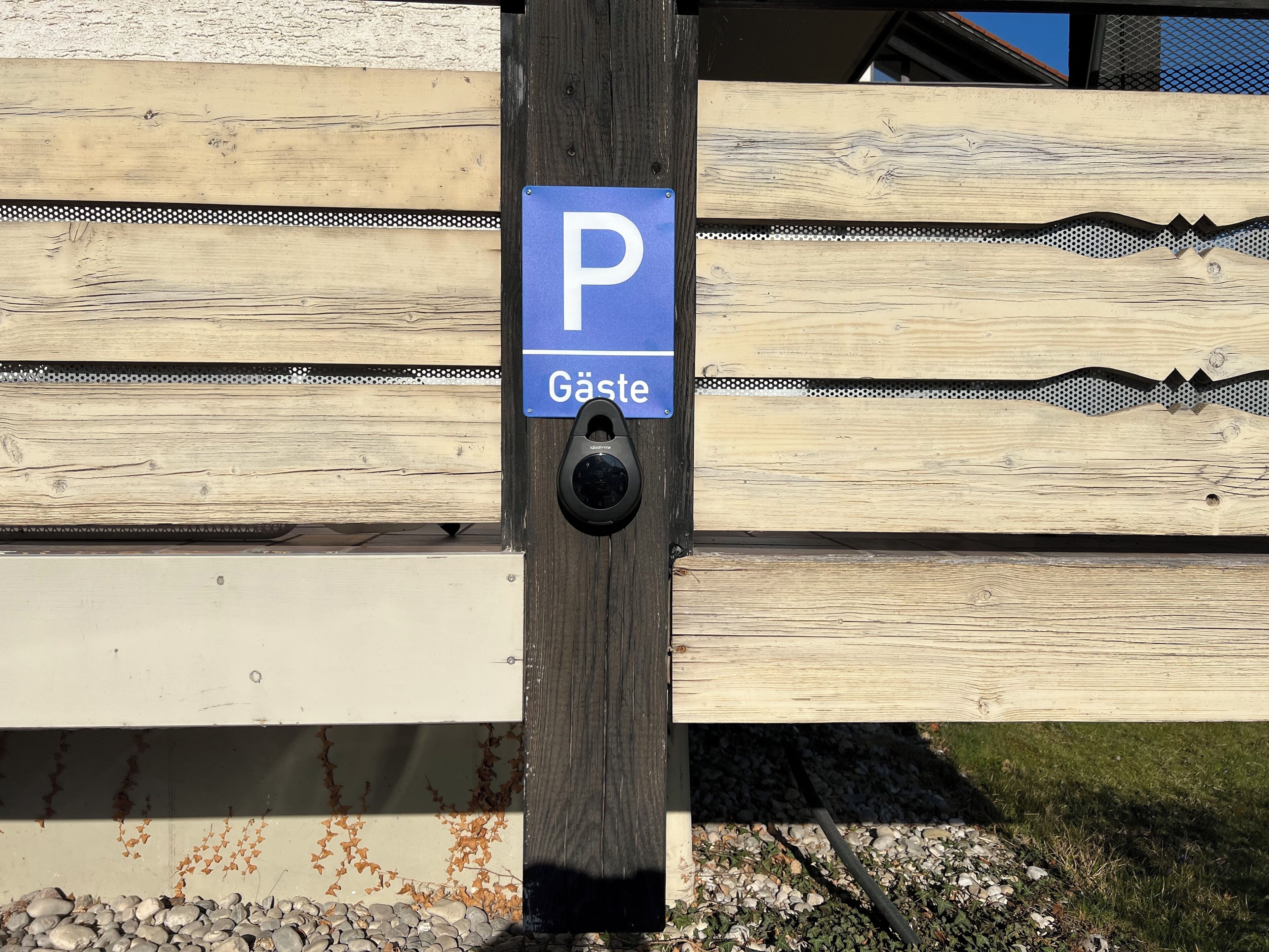 Pysäköintikyltti, jossa on lukko, on kiinnitetty puiseen tolppaan.