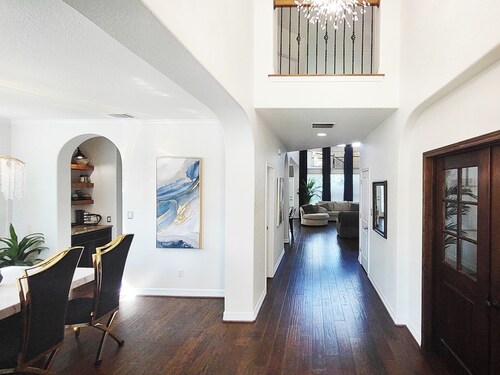 5-bedroom Elegant Home in Tranquil Georgetown for Workgroups and Families