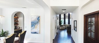 5-bedroom Elegant Home in Tranquil Georgetown for Workgroups and Families