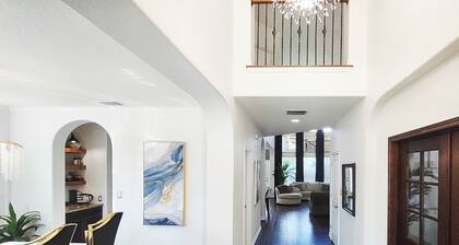 5-bedroom Elegant Home in Tranquil Georgetown for Workgroups and Families