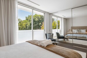Desk, iron/ironing board, WiFi, bed sheets - Koala Arcady Modern 3BR Norwood Retreat Near City (Norwood)