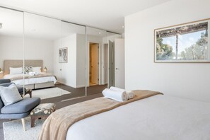 Desk, iron/ironing board, WiFi, bed sheets - Koala Arcady Modern 3BR Norwood Retreat Near City (Norwood)