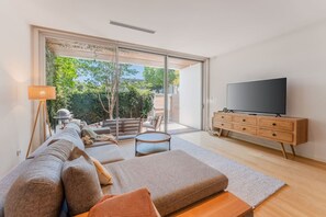 TV, books - Koala Arcady Modern 3BR Norwood Retreat Near City (Norwood)