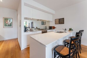 Fridge, microwave, oven, stovetop - Koala Arcady Modern 3BR Norwood Retreat Near City (Norwood)