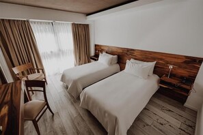 Room - Modern Rio Cuarto Retreat: Spa, Indoor Pool | 10 Min Drive to IAH Airport (Río Cuarto)