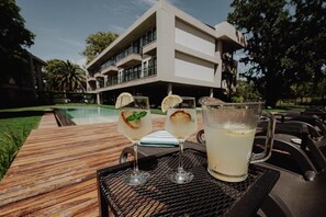 Outdoor dining - Modern Rio Cuarto Retreat: Spa, Indoor Pool | 10 Min Drive to IAH Airport (Río Cuarto)