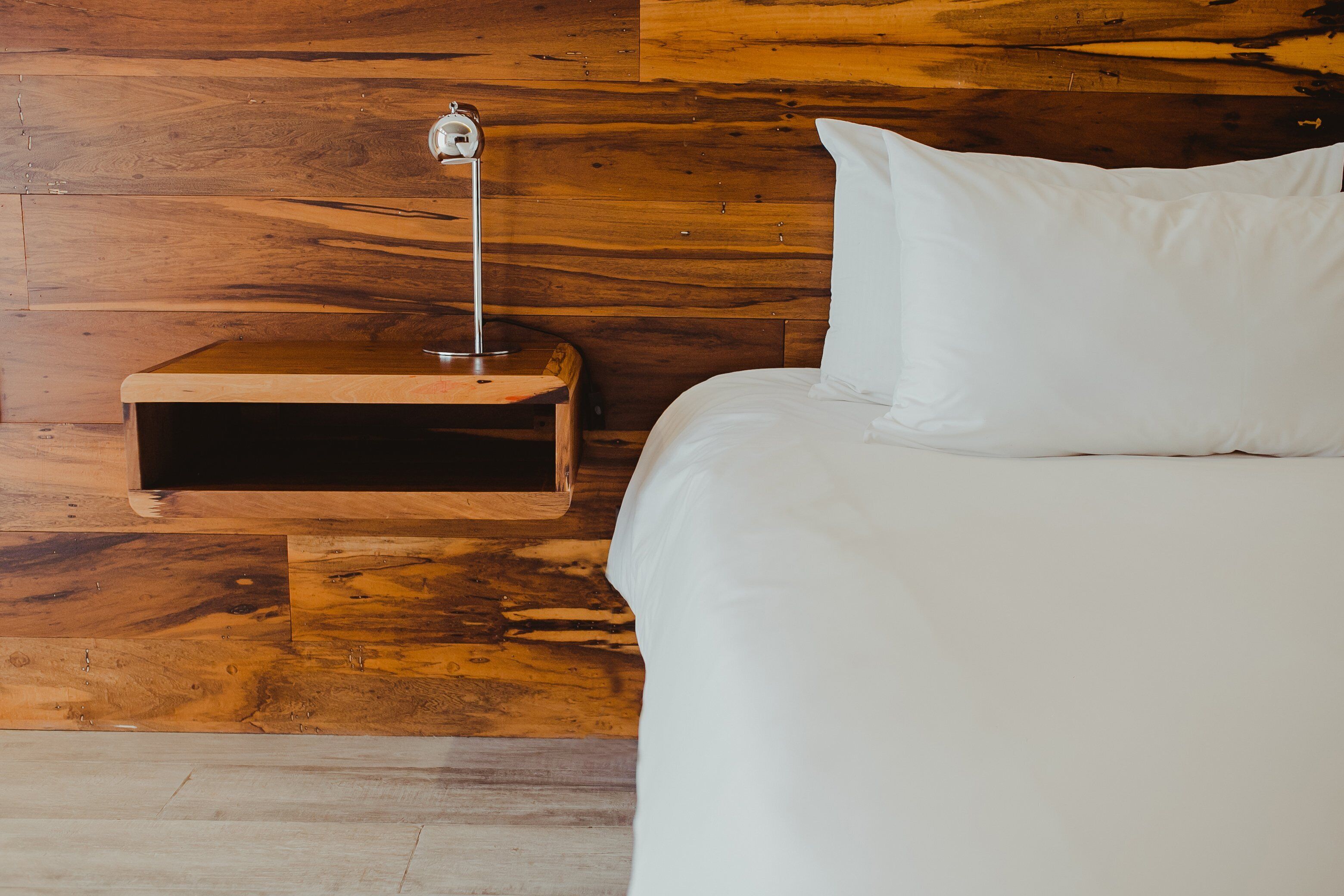 Tabla de planchar con plancha, wifi gratis y ropa de cama 