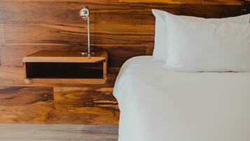 Tabla de planchar con plancha, wifi gratis y ropa de cama