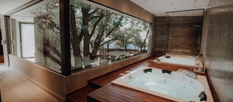 Rio Cuarto Wellness Retreat: Hot Tub, Sauna & 2 Pools | 10 Mins to IAH Airport