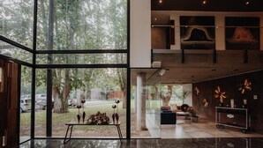 Un intérieur moderne avec de grandes fenêtres, un comptoir d’accueil et une vue sur l’extérieur.