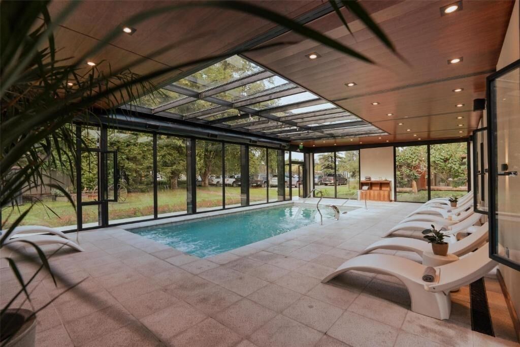 Una piscina techada, una piscina climatizada